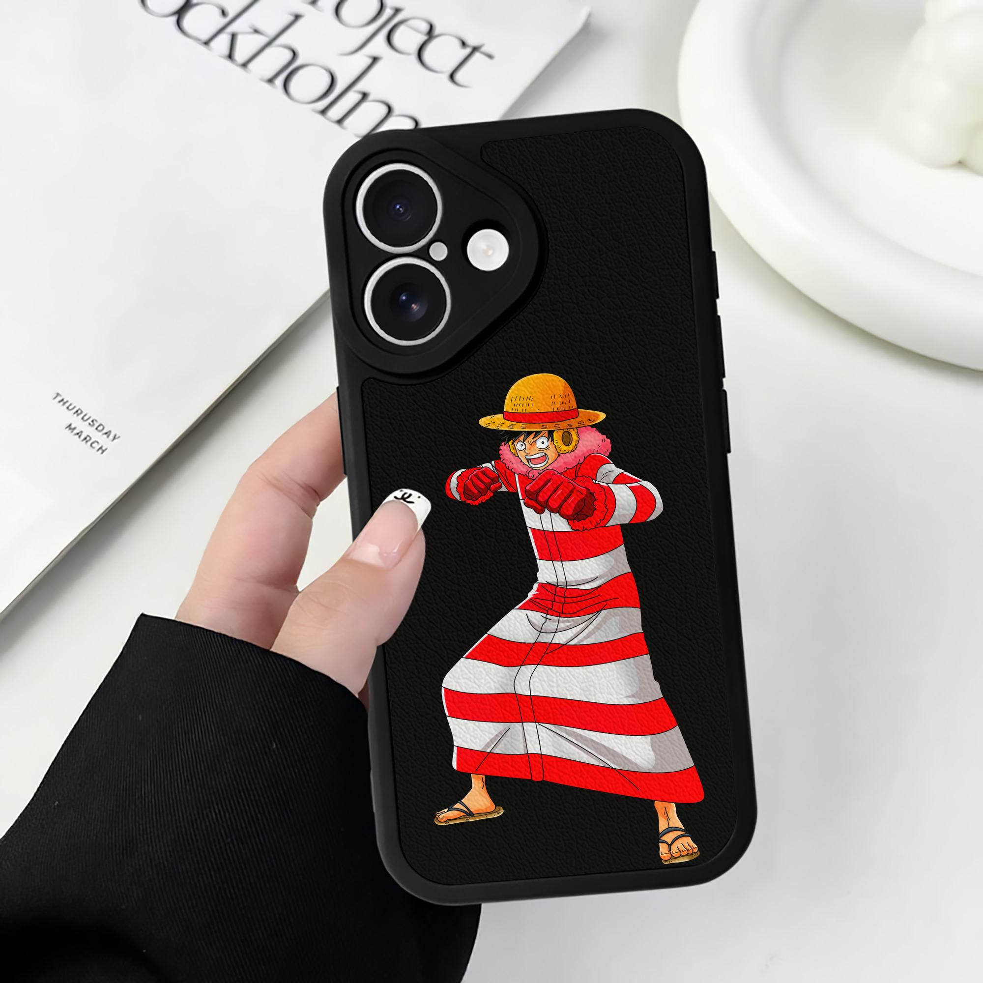 （画像用） ワンピース モンキー・D・ルフィ ONE PIECE Monkey D. Luffy 【iPhone 16シリーズ対応】シリコンスマホケース（レザー調） 材質：シリコン